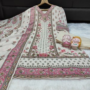 Ces ensembles ethniques époustouflants sont confectionnés en tissu Maslin de qualité supérieure, reconnu pour sa texture douce comme du beurre et son éclat naturel. - Product Image 4