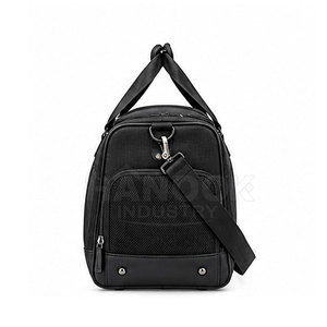 Sac de sport contemporain avec sections diagonales décoratives, compartiment à chaussures séparé, sangle de transport robuste et réglable - Product Image 3