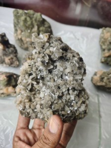 Espécimen Mineral de Heulandita Verde Natural y Hermosa, Formación de Geoda Irregular de Maharashtra - Product Image 2