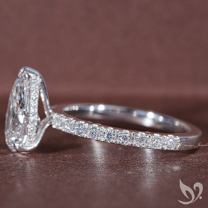 Anillo de Compromiso con Diamante Cultivado en Laboratorio, Corte Pera, 2CT, Certificado por IGI |   Anillo de oro macizo de 10 quilates con halo oculto - Product Image 3