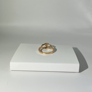 Bague de fiançailles de luxe pour femme en or jaune 14 carats avec 53 diamants naturels taille brillant rond et diamants latéraux blancs couleur H - Product Image 1