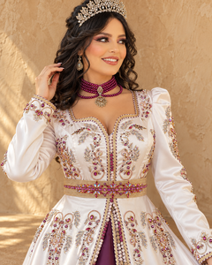 Caftan de mariée algérien élégant et luxueux Mishkat Couture, couleur ivoire, prune, violet, brodé, col en V, maxi, avec des détails en perles dorées. - Product Image 1