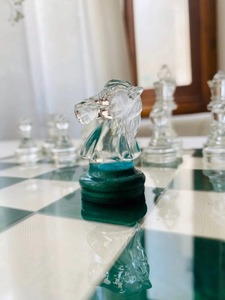 Ensemble d'échecs moderne de luxe personnalisé en résine époxy, pièces d'échecs pigmentées de haute qualité en turquoise clair, décoration pour la maison - Product Image 2