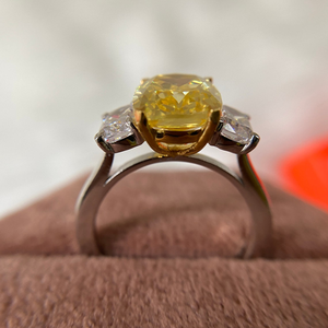 Anillo de compromiso de oro blanco de 10K con moissanita de 3 piedras, corte cojín, color amarillo canario, solitario, con circonita cúbica blanca, en oro macizo. - Product Image 4
