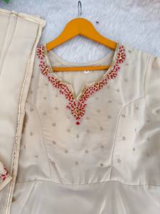 Tissus pour robes en Georgette Fox de qualité supérieure avec détails faits main sur le col et les manches, accompagnés d'un pantalon et d'une dupatta pour la tenue Gotta lampi lece. - Product Image 4