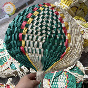 พัดสานมือจากใบปาล์ม ใบไผ่ และหวายธรรมชาติ สีธรรมชาติ งานฝีมือเวียดนามแบบดั้งเดิม รูปหัวใจและรูปทรงต่างๆ ของขวัญฤดูร้อน ของตกแต่ง - Product Image 2