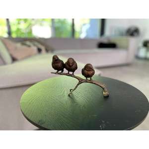 Sculpture décorative d'oiseaux en bronze assis sur un tronc, artisanat métallique pour la décoration de la maison et du jardin - Product Image 1