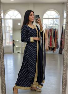 Traje plazzo de georgette azul marino con detalle de encaje con estampado digital, cuello en V, talla única, pantalón y dupatta con borde de encaje, ideal para festivales. - Product Image 3