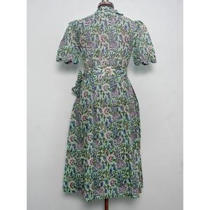 Vestido Kangura Indio Hecho a Mano 100% Algodón, Cuello en V, Manga Corta, Estampado Floral, Cierre con Botones y Cinturón, Silueta en A, Largo Maxi - Product Image 3