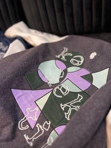 เสื้อแจ็คเก็ตบอมเบอร์ขนสัตว์สำหรับผู้ชาย ปักโลโก้ตามสั่ง ลายการ์ตูนรูปหัวใจสัตว์  ใส่ได้ในฤดูหนาว สวมใส่สบาย ทรงปกติ - Product Image 2