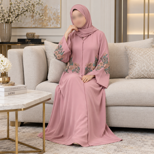 Robe Abaya rose élégante avec broderie florale et manches évasées |   Tenue musulmane modeste et longue pour les occasions quotidiennes élégantes - Product Image 3