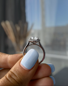 Anillo de Compromiso con Halo de Diamantes Redondos en Oro Blanco con Banda Pavé, Elegante Anillo de Promesa Nupcial para Mujer, Joyería de Lujo Atemporal - Product Image 2