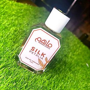 Perfume para Mujer de 50 ml, Botella de Vidrio Transparente Facetada, Tapa Blanca, Fragancia Floral Aromática de Larga Duración, Spray Silk Petalia Eau de Parfum - Product Image 5