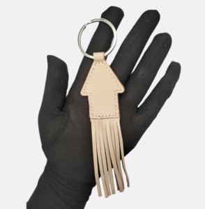 Porte-clés en cuir personnalisé en forme de maison de style dessin animé, durable, avec franges et design élégant, idéal pour la vente en gros et comme cadeau. - Product Image 1