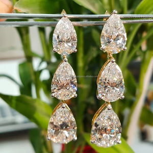 ต่างหูเพชรทรงลูกแพร์ในตัวเรือนทองคำเหลือง ผสมผสานความสง่างามและความเปล่งประกายอย่างลงตัว พร้อมประกายทองอันอบอุ่นและเสน่ห์เหนือกาลเวลา - Product Image 1