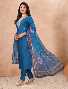 Conjunto de 3 Piezas de Kurta y Pantalón para Mujer, Mezcla de Algodón, con Dupatta de Organza |   Ropa Étnica India Completamente Cosida y Lista para Usar - Product Image 4