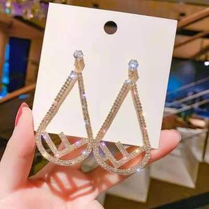 ต่างหูเพชรทรงกลมเจียระไนแบบบริลเลียนท์จากหินธรรมชาติ ทองคำแท้ 18K สำหรับงานแต่งงานและงานฉลองครบรอบ - Product Image 2