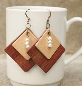 Boucles d'oreilles pendantes artistiques en bois, légères, style bohème, pour usage quotidien et décontracté, bijoux festifs faits à la main pour femmes - Product Image 1