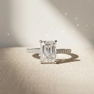 Bague de fiançailles classique pour femme en or blanc 9 carats, sertie d'un diamant de laboratoire taille émeraude avec halo, certifiée IGI, idéale pour un cadeau de fête - Product Image 1