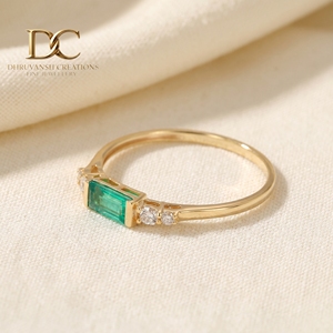 Bague en or massif 14 carats avec émeraude colombienne cultivée en laboratoire et accent de diamant cultivé en laboratoire, coupe émeraude, bague de fiançailles pour femme - Product Image 5