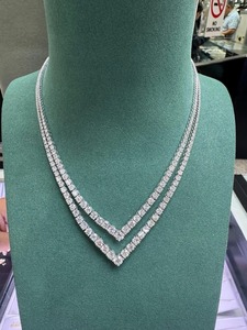 Collier tennis multicouche en or blanc 18 carats |   Collier ras du cou de luxe à double rangée en V avec diamants ronds taille brillant |   Cadeau élégant pour femme - Product Image 2