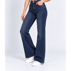 Jeans de mezclilla de tiro medio para mujer con corte bootcut y inserción de chevron en el dobladillo trasero - Índigo oscuro - Product Image 2