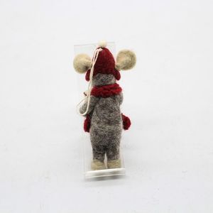 Adorno Navideño de Ratón Tejido a Mano con Gorro Rojo y Bufanda, Sosteniendo una Barra de Caramelo, Decoración Tradicional para las Fiestas - Product Image 4