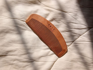 Peigne en bois naturel artisanal - Antistatique, imperméable, durable, écologique, respectueux du cuir chevelu, idéal pour les voyages, outil de soin des cheveux et de la barbe - Product Image 6