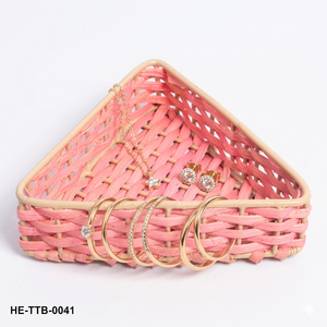 Panier de rangement triangulaire en rotin écoresponsable fait main, tressage rose glacé, cadre en fer, bordures décoratives couleur crème de tapioca - Product Image 2