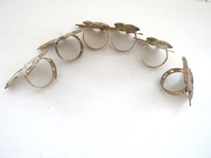 Porte-serviettes en métal en forme de bottes, style royal, pour une décoration de table majestueuse et élégante lors des occasions formelles. - Product Image 4