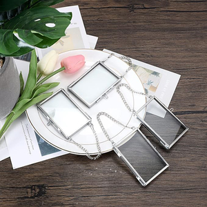 Nouveau cadre photo rectangulaire en verre avec chaîne de suspension, présentant des fleurs rouges pressées et des fleurs roses, pour décoration murale. - Product Image 3