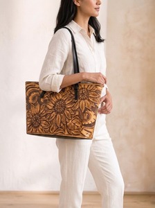 กระเป๋าโท้ทหนังแท้ลายดอกทานตะวันปักนูน กระเป๋าสะพายไหล่สไตล์วินเทจ ปิดด้วยซิป ความจุขนาดใหญ่ เหมาะสำหรับการเดินทางประจำวัน - Product Image 4