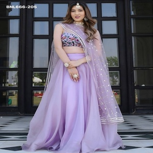 ชุดเลเฮนกาผ้าออร์แกนซ่าดีไซน์หรูหราสำหรับโอกาสพิเศษ พร้อมเสื้อปักลายด้ายหลากสีและผ้าคลุมไหล่ ราคาขายส่ง - Product Image 1