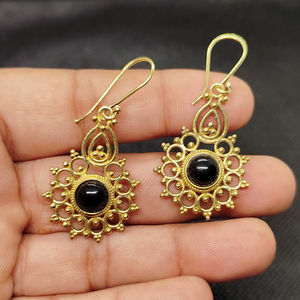 Prix de gros Boucles d'oreilles pendantes bohèmes en laiton plaqué or 18 carats avec onyx noir, nouveau design, bijoux de mode pour femmes - Product Image 1