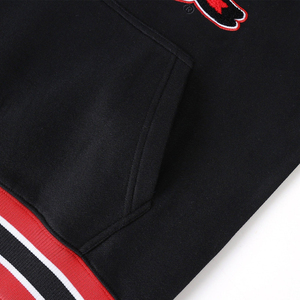 Sudadera Unisex Negra con Cuello Redondo, Ribete de Franjas Rojas y Blancas, Bolsillo, Estilo Casual, Tejido de Punto, Corte Regular, Invierno, Poliéster/Algodón - Product Image 4