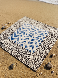 Pañuelo Cuadrado Hecho a Mano con Estampado Indio, Bufanda de Algodón Boho, Accesorio para el Cabello, Regalo para Ella, Duradero para el Verano y la Playa - Product Image 1