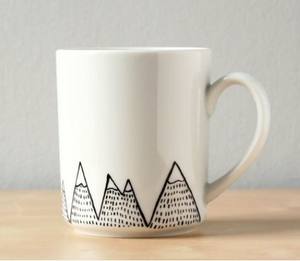 Taza de Café de Cerámica con Diseño Minimalista de Montaña, Acabado Liso y Brillante, Construcción Duradera, Asa Cómoda, Regalo para el Hogar u Oficina - Product Image 1