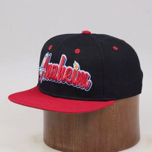 Gorra Snapback Bicolor Negra y Roja con Logotipo Personalizado Bordado |   Gorro de Béisbol Clásico de 6 Paneles con Visera Plana, 20% Lana Acrílica - Product Image 3