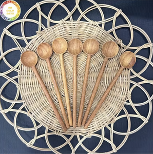 Cuchara de madera de pino rojo de Vietnam con mango en forma de flor y tallado sencillo para uso en cocina, cocción y servir. - Product Image 6