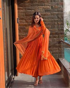 ชุดเดรส Anarkali สำหรับงานปาร์ตี้ ดีไซน์เนอร์ออกแบบ พร้อมกางเกงผ้าฝ้ายเนื้อนุ่ม และผ้าคลุมไหล่ผ้าไหมชีนอน ชุดเย็บสำเร็จพร้อมสวมใส่ - Product Image 3