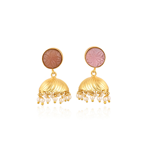 Boucles d'oreilles en laiton plaqué or faites à la main avec chalcédoine rose et perles, bijoux fantaisie pour femmes - Product Image 1
