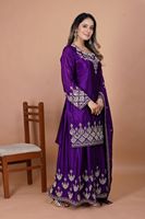 Ensemble de soirée trois pièces en soie Chinon, brodé, avec haut à sequins, rivets et perles, pantalon palazzo évasé et dupatta brodée