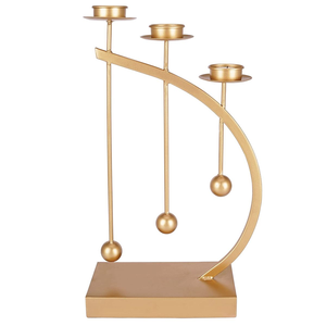Candelabro geométrico dorado estilo arpa con tres niveles de copas y detalles de esferas pesadas. Disponible a precios de mayorista. - Product Image 1