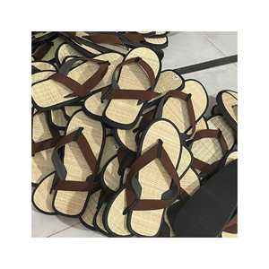Très demandées : Sandales en jonc de mer tressé, légères, respirantes, souples et faciles à porter, pour les clients de centres de villégiature et de spas. - Product Image 6