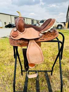 Silla de montar western hecha a mano de cuero genuino, tipo barril, con cincha ancha y duradera para equitación. - Product Image 4