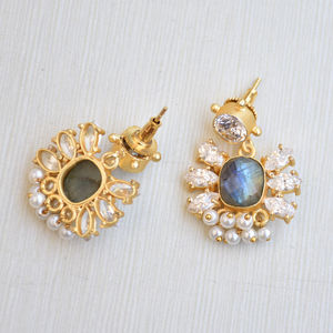 Boucles d'oreilles créoles en laiton massif avec zircon naturel et pierre organique, texture laiton mat, pièce tendance et affirmée, haute qualité, export - Product Image 6