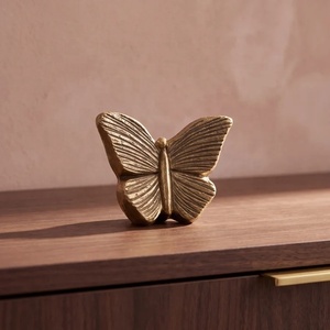 Urne commémorative ailée avec motif papillon sculpté en métal, finition or vieilli, pour cendres funéraires, souvenir commémoratif - Product Image 2