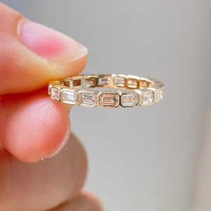 Anillo de Eternidad Horizontal con Diamantes Cultivados en Laboratorio, Corte Esmeralda, Engastados en Bisel, Oro de 14k, Anillo de Boda Minimalista con Esmeralda de 2ct - Product Image 3