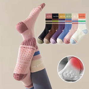 Chaussettes de sport antidérapantes en coton extensible respirant et confortable pour yoga, pilates et fitness, idéales pour l'entraînement en intérieur - Product Image 1