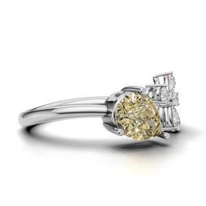 Anillo de Compromiso de Lujo en Oro Amarillo de 18K con Racimo de Diamantes en Forma de Pera, Centro Redondo con Detalles de Diamantes en Forma de Pera - Product Image 2